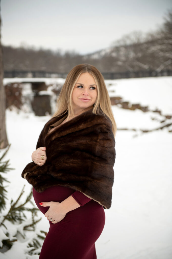 maternity photography session at Hubbard Park in Meriden, CT